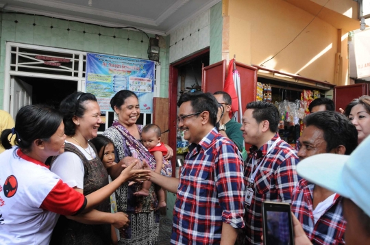 Aksi Djarot ajak warga Tegal Alur salam dua jari