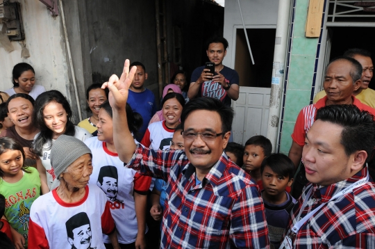 Aksi Djarot ajak warga Tegal Alur salam dua jari