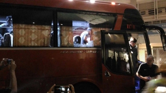 Penampakan bus Timnas Indonesia dilempari batu oleh suporter Vietnam