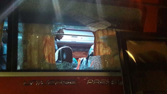 Penampakan bus Timnas Indonesia dilempari batu oleh suporter Vietnam