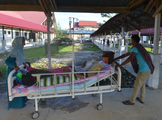 Meratapi korban Gempa Aceh dirawat di lorong RSUD Pidie