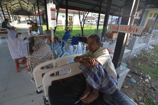 Meratapi korban Gempa Aceh dirawat di lorong RSUD Pidie