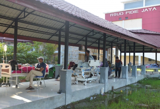 Meratapi korban Gempa Aceh dirawat di lorong RSUD Pidie