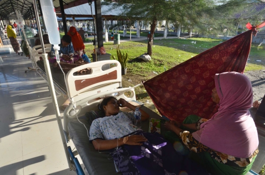 Meratapi korban Gempa Aceh dirawat di lorong RSUD Pidie