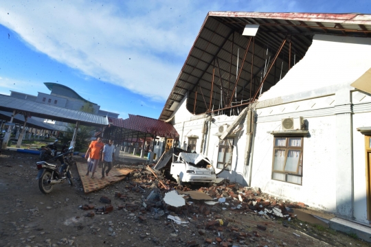 Meratapi korban Gempa Aceh dirawat di lorong RSUD Pidie