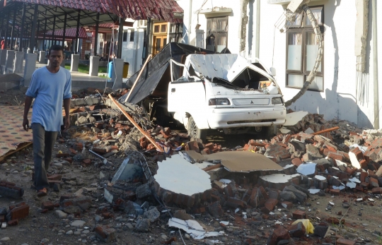 Meratapi korban Gempa Aceh dirawat di lorong RSUD Pidie