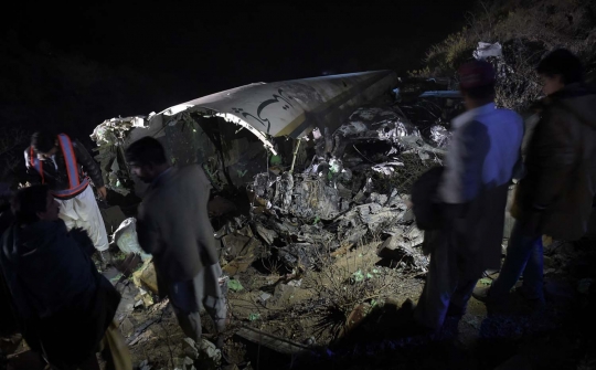 Kondisi hancur lebur pesawat Pakistan Airlines yang jatuh & terbakar