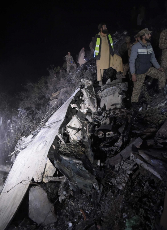 Kondisi hancur lebur pesawat Pakistan Airlines yang jatuh & terbakar