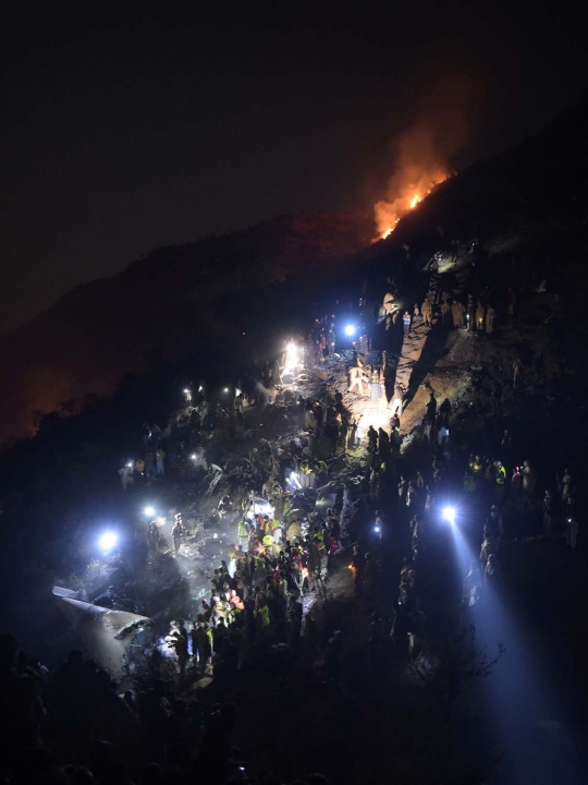 Kondisi hancur lebur pesawat Pakistan Airlines yang jatuh & terbakar