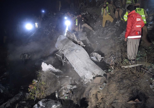 Kondisi hancur lebur pesawat Pakistan Airlines yang jatuh & terbakar