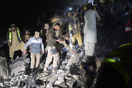 Kondisi hancur lebur pesawat Pakistan Airlines yang jatuh & terbakar