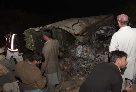 Kondisi hancur lebur pesawat Pakistan Airlines yang jatuh & terbakar