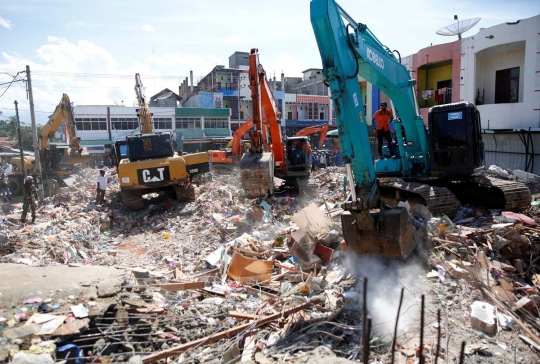 Aksi Tim SAR cari korban gempa di reruntuhan Pasar Meureudu