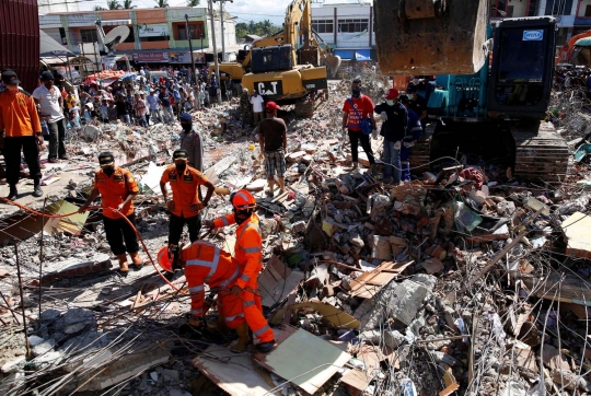 Aksi Tim SAR cari korban gempa di reruntuhan Pasar Meureudu