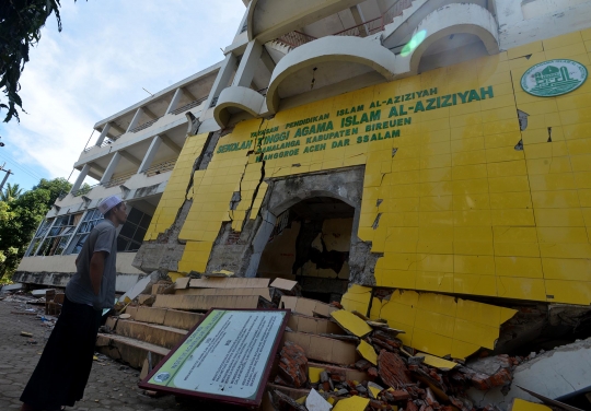 Warga Pidie Jaya gotong-royong bersihkan puing akibat gempa