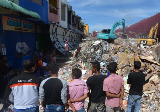 Warga Pidie Jaya gotong-royong bersihkan puing akibat gempa