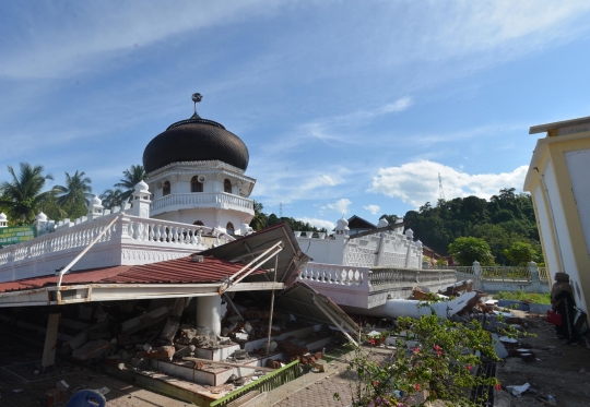 Warga Pidie Jaya gotong-royong bersihkan puing akibat gempa