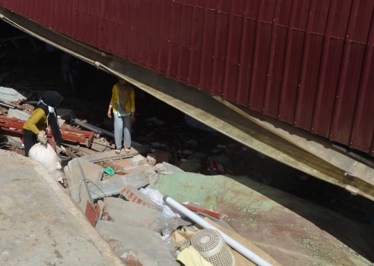 Warga Pidie Jaya gotong-royong bersihkan puing akibat gempa