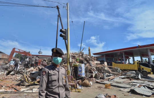 Warga Pidie Jaya gotong-royong bersihkan puing akibat gempa