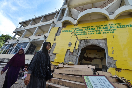 Warga Pidie Jaya gotong-royong bersihkan puing akibat gempa