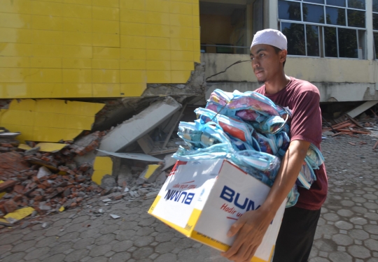 Bank Mandiri serahkan bantuan ke korban gempa Aceh