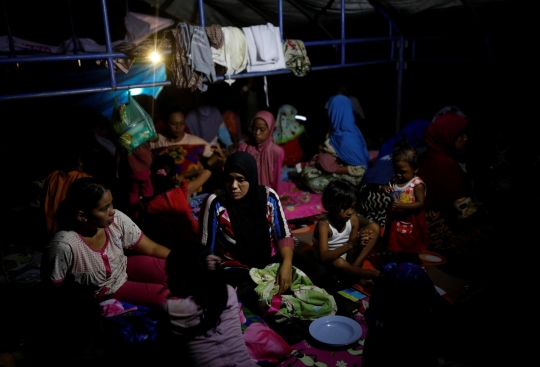 Meratapi korban gempa Aceh tidur berdesakan di pengungsian