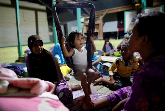 Meratapi korban gempa Aceh tidur berdesakan di pengungsian