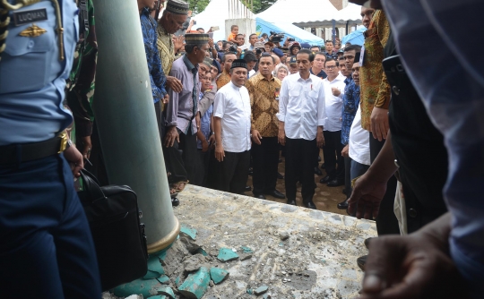 Jokowi tinjau masjid yang hancur di lokasi gempa