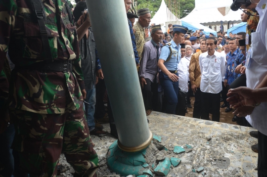 Jokowi tinjau masjid yang hancur di lokasi gempa