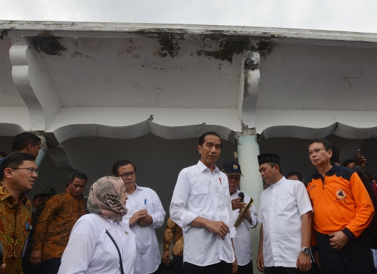 Jokowi tinjau masjid yang hancur di lokasi gempa