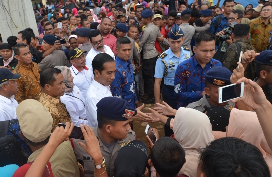 Jokowi tinjau masjid yang hancur di lokasi gempa