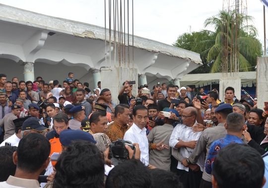 Jokowi tinjau masjid yang hancur di lokasi gempa