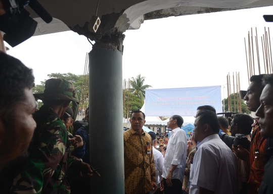 Jokowi tinjau masjid yang hancur di lokasi gempa