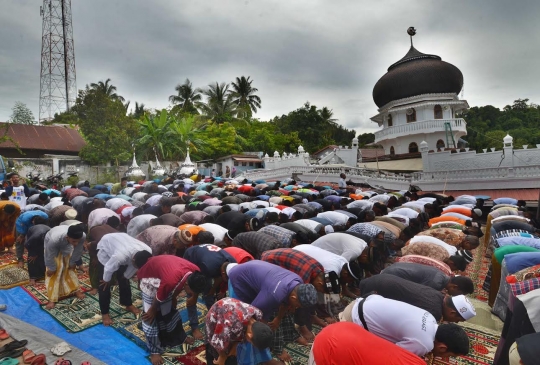 Keprihatinan warga Aceh salat Jumat di tengah reruntuhan masjid