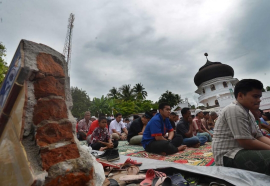 Keprihatinan warga Aceh salat Jumat di tengah reruntuhan masjid