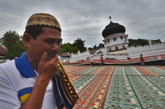 Keprihatinan warga Aceh salat Jumat di tengah reruntuhan masjid