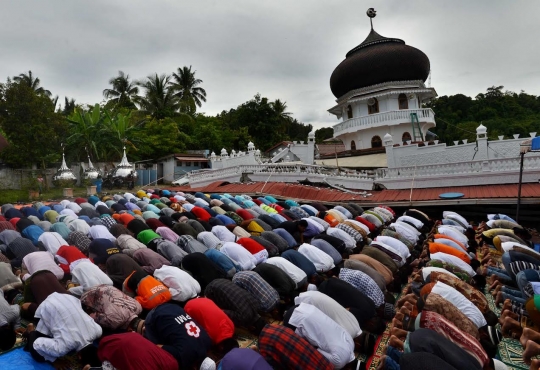 Keprihatinan warga Aceh salat Jumat di tengah reruntuhan masjid