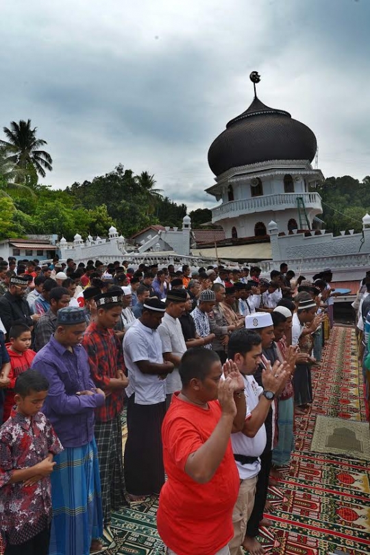 Keprihatinan warga Aceh salat Jumat di tengah reruntuhan masjid