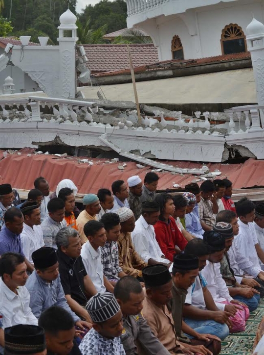 Keprihatinan warga Aceh salat Jumat di tengah reruntuhan masjid