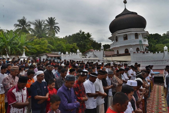 Keprihatinan warga Aceh salat Jumat di tengah reruntuhan masjid