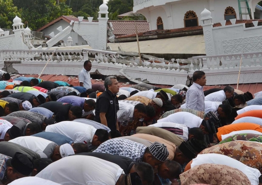 Keprihatinan warga Aceh salat Jumat di tengah reruntuhan masjid