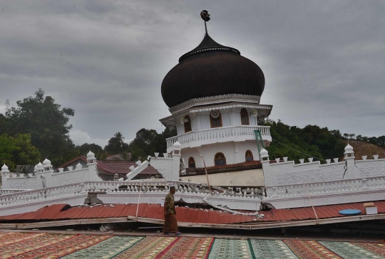 Keprihatinan warga Aceh salat Jumat di tengah reruntuhan masjid