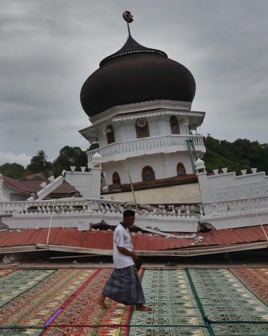 Keprihatinan warga Aceh salat Jumat di tengah reruntuhan masjid