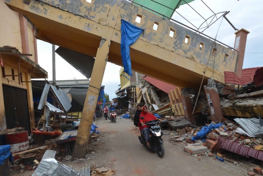 Warga masih nekat lintasi jembatan pasar yang nyaris ambruk di Pidie