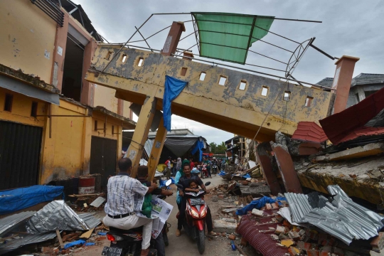 Warga masih nekat lintasi jembatan pasar yang nyaris ambruk di Pidie