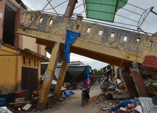 Warga masih nekat lintasi jembatan pasar yang nyaris ambruk di Pidie