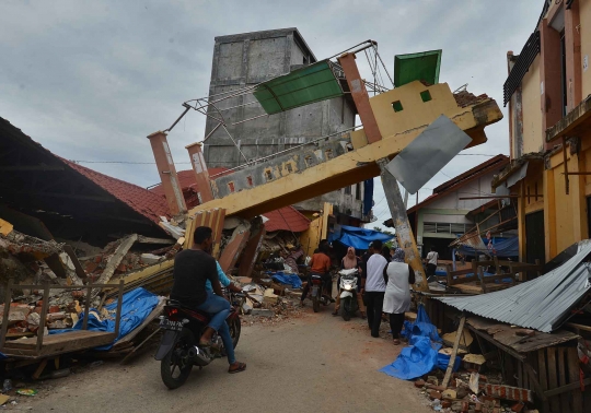 Warga masih nekat lintasi jembatan pasar yang nyaris ambruk di Pidie