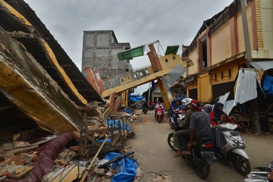 Warga masih nekat lintasi jembatan pasar yang nyaris ambruk di Pidie