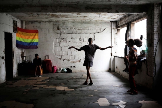 Mengunjungi gedung tua berpenghuni ratusan kaum LGBT