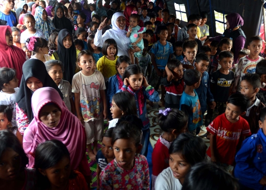 Atasi trauma, Mensos Khofifah hibur anak-anak korban gempa di Aceh